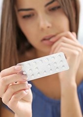 Eine Frau betrachtet eine Blisterpackung mit Tabletten in der Hand Fokus auf Medikament und Anwendung