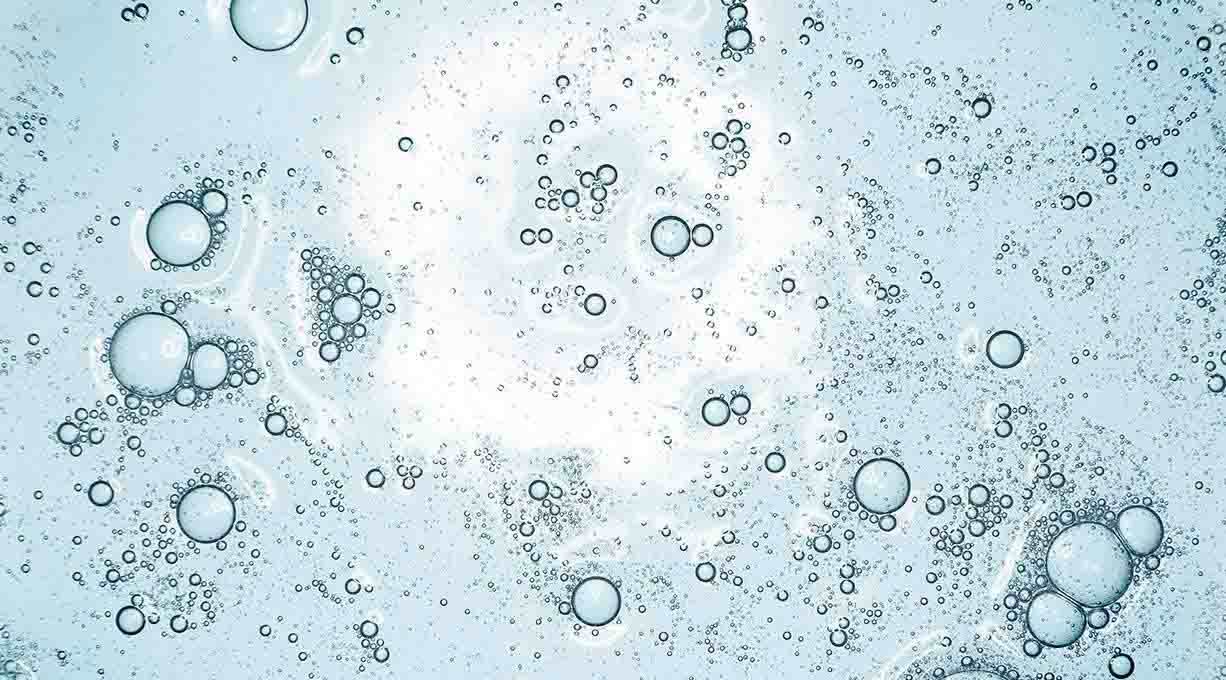 Blasen von Thermalwasser mit Hyaluron zur Hautpflege