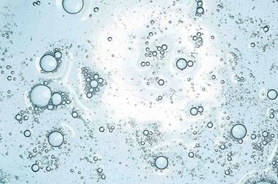 Blasen von Thermalwasser mit Hyaluron zur Hautpflege