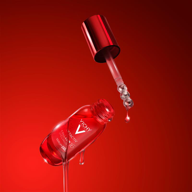 Rote Serumflasche von Vichy LIFTACTIV Collagen Specialist 16 Augenserum mit Pipette und tropfendem Serum vor rotem Hintergrund