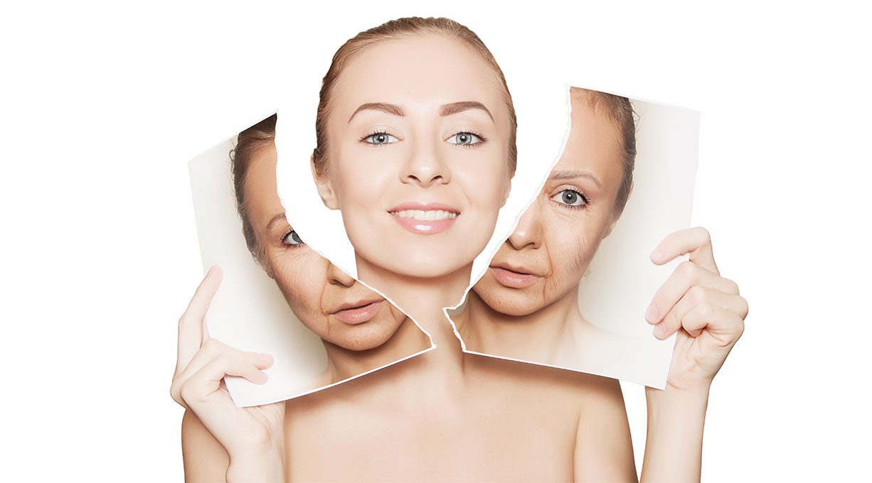 Frau zeigt geteiltes Bild von reifer und glatter Haut als Symbol für Anti-Aging-Pflege