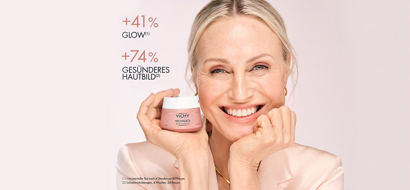 Lächelnde Frau hält ein Tiegel Vichy Neovadiol Rose Platinium neben ihrem Gesicht