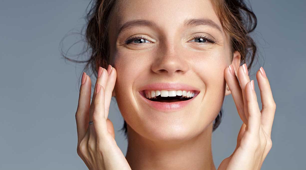 Eine junge Frau mit strahlender Haut, inspiriert von Resveratrol-Pflege