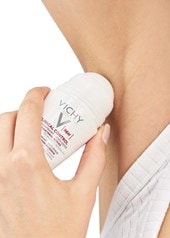 Nahaufnahme einer Frau, die ein Vichy Deo aufträgt – sanfte Pflege für empfindliche Haut.