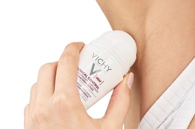 Nahaufnahme einer Frau, die ein Vichy Deo aufträgt – sanfte Pflege für empfindliche Haut.