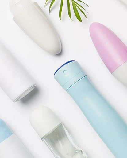 Frau trägt Antitranspirant auf, um Achseln trocken zu halten und Schweißbildung zu reduzieren.