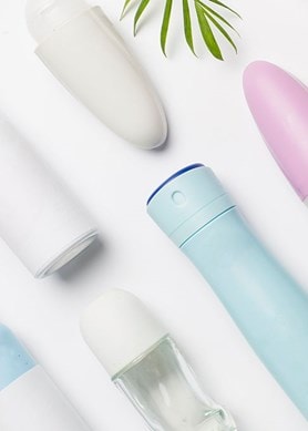 Mehrere Deo-Roller, Deo-Sprays und Deo-Sticks nebeneinander angeordnet