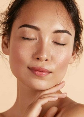 Hydratation du visage et du corps : une femme montre son visage