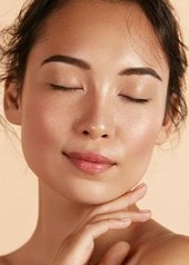 Une Femme apaisée à la peau lumineuse, symbole d’hydratation et de bien-être naturel