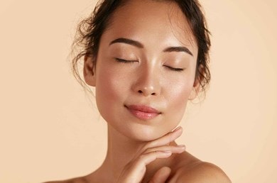 Une Femme apaisée à la peau lumineuse, symbole d’hydratation et de bien-être naturel