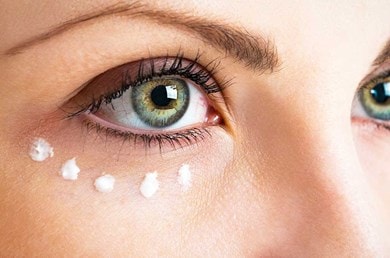 Nahaufnahme einer weiblichen Augenpartie mit aufgetragener Augencreme