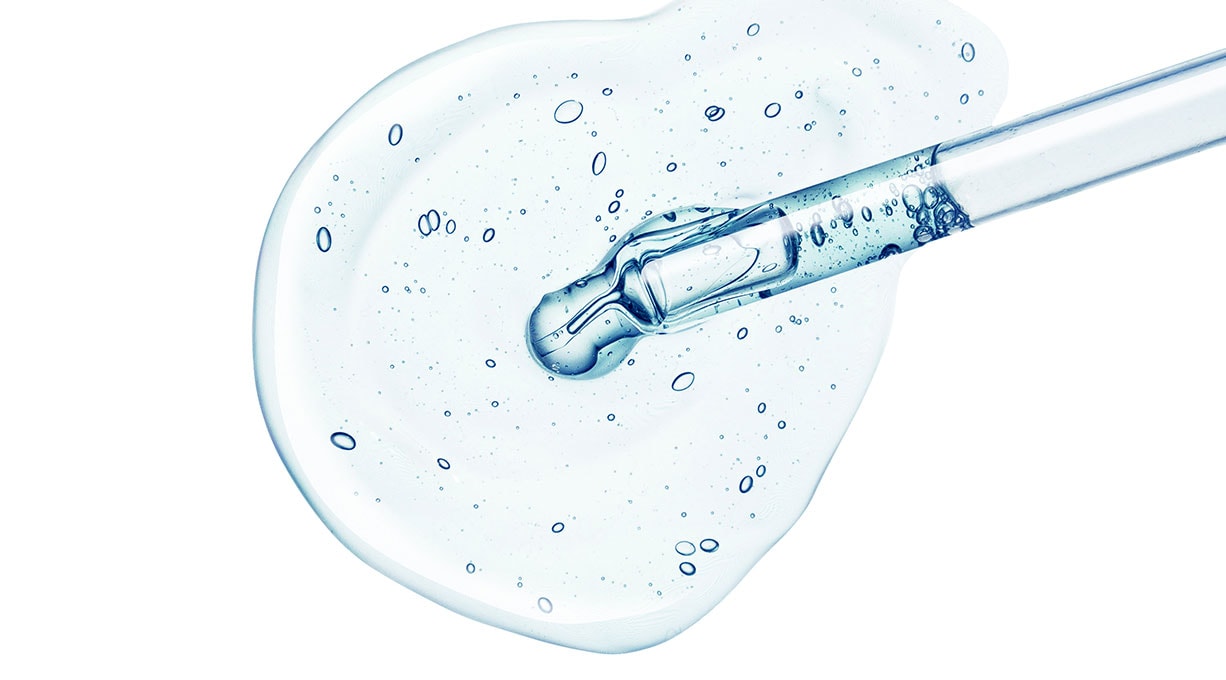 Pipette mit einem bläulichen, feuchtigkeitsspendenden Serum