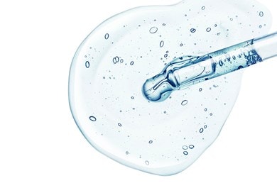 Pipette mit einem bläulichen, feuchtigkeitsspendenden Serum