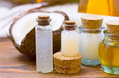 Pots et flacons en verre contenant des huiles végétales de soin