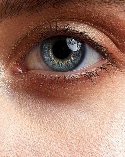 Linkes Auge einer Frau mit blauen Augen