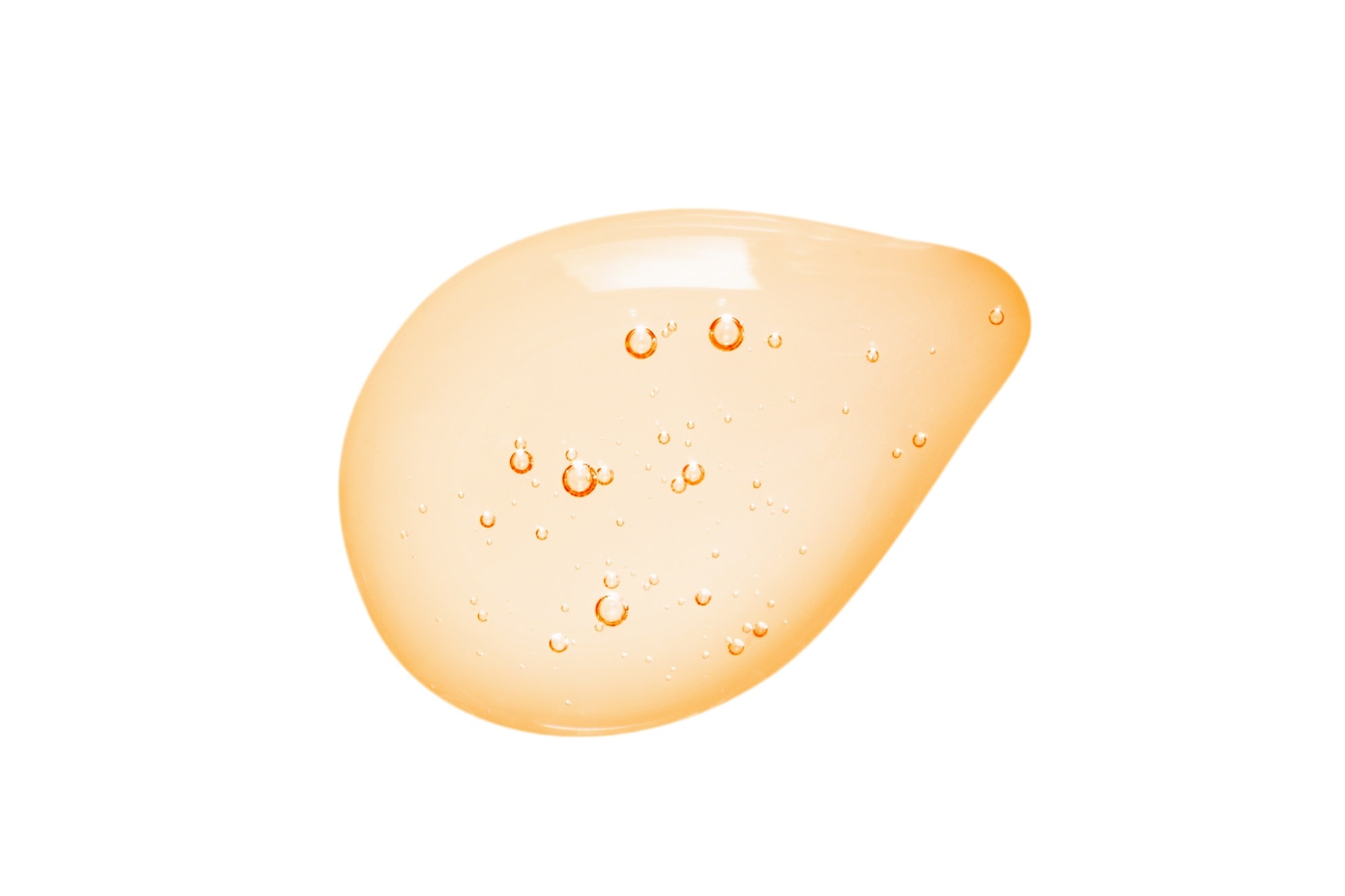 Une grosse goutte de sérum sur fond blanc