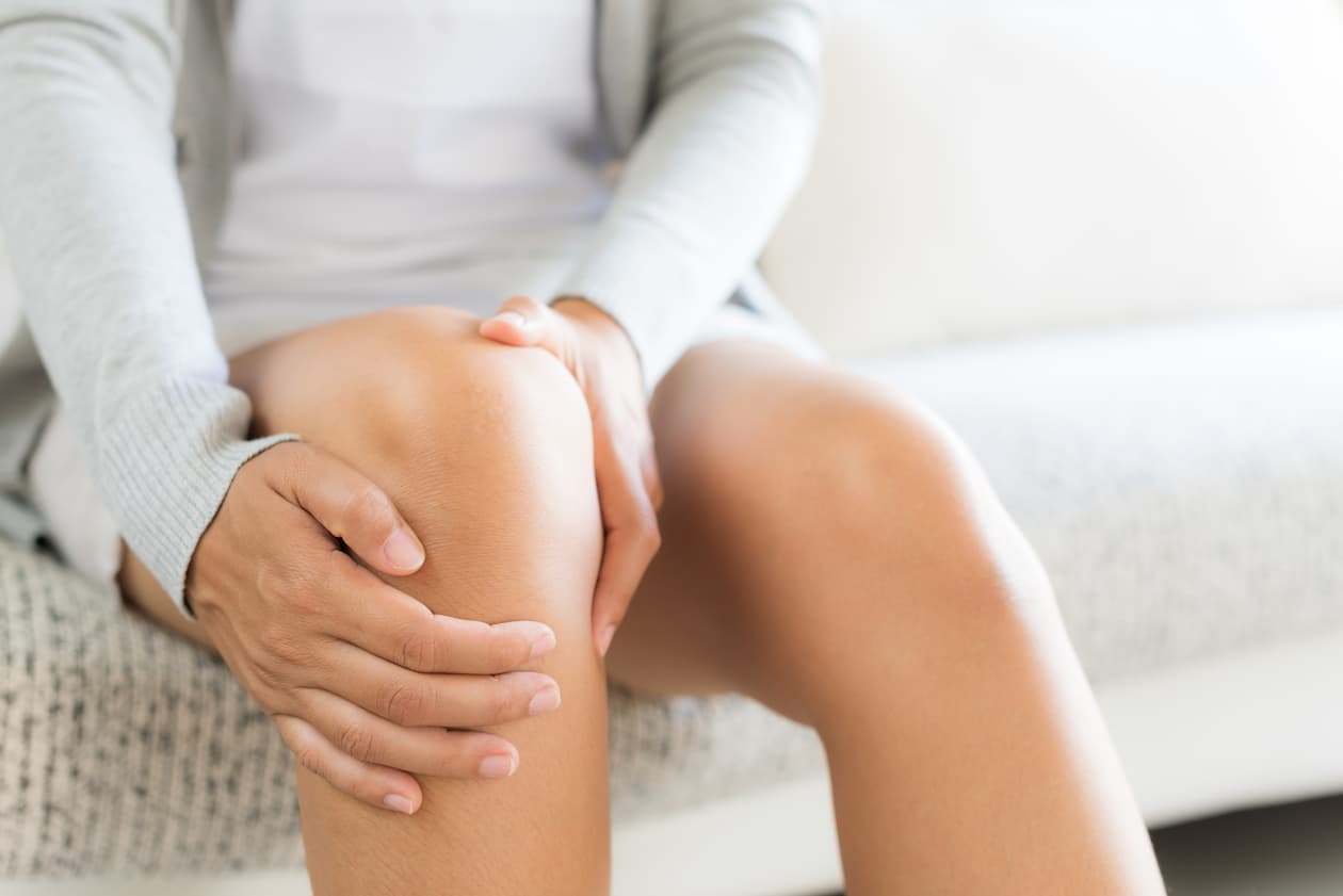 Person hält ihr Knie fest