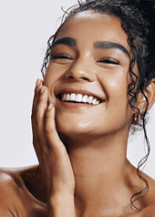 Jeune femme souriante à la peau hydratée grâce à la glycérine