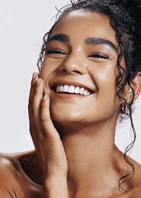 Jeune femme souriante à la peau hydratée grâce à la glycérine