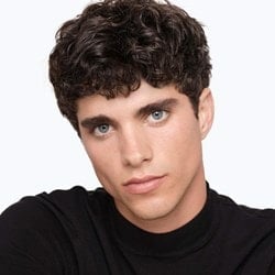 Obere Gesichtspartie eines jungen Mannes mit blaune Augen und braunen Locken