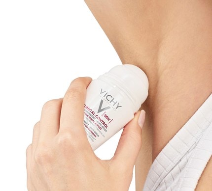 Vichy Deodorant wird auf glatte Achseln aufgetragen