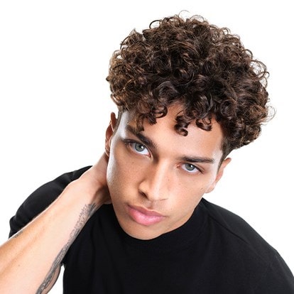 Nahaufnahme eines jungen Mannes mit lockigen Haaren