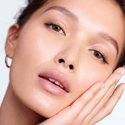 Gros plan d'une femme à la peau uniforme