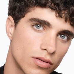 Visage d'un jeune homme.