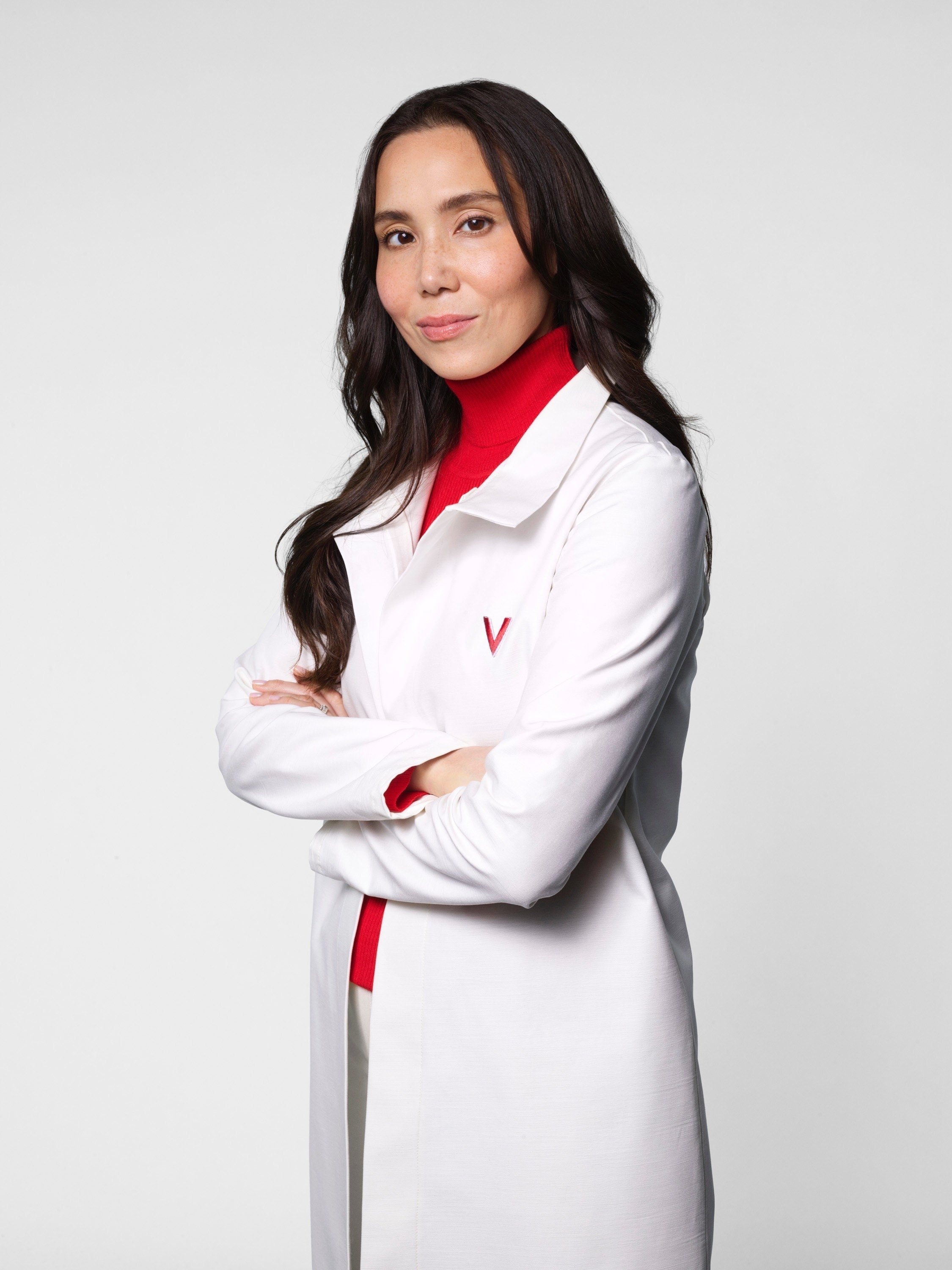 Dermatologin Dr. Mamina Turegano, Ärztin in weißem Kittel mit Vichy-Logo