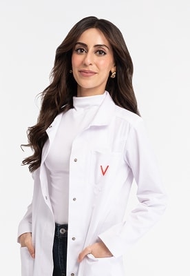 Dermatologin Dr. Aamna Adel, eine Ärztin mit weißem Kittel mit Vichy-Logo 