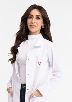 Dermatologin Dr. Aamna Adel, eine Ärztin mit weißem Kittel mit Vichy-Logo