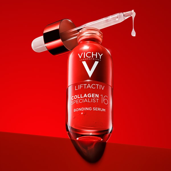 Vichy Liftactiv Collagen Bonding Serum – gros plan du produit et de la pipette sur fond rouge