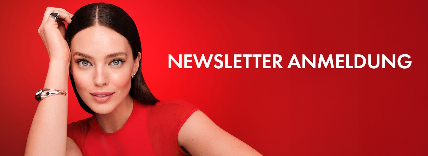 Newsletter Anmeldung Emily DiDonato vor rotem Hintergrund
