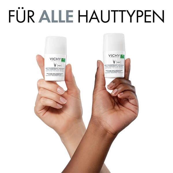 Zwei Hände mit verschiedenen Hauttypen halten jeweils das VICHY Anti-Transpirant 48h sensitiv Deodorant für alle Hauttypen