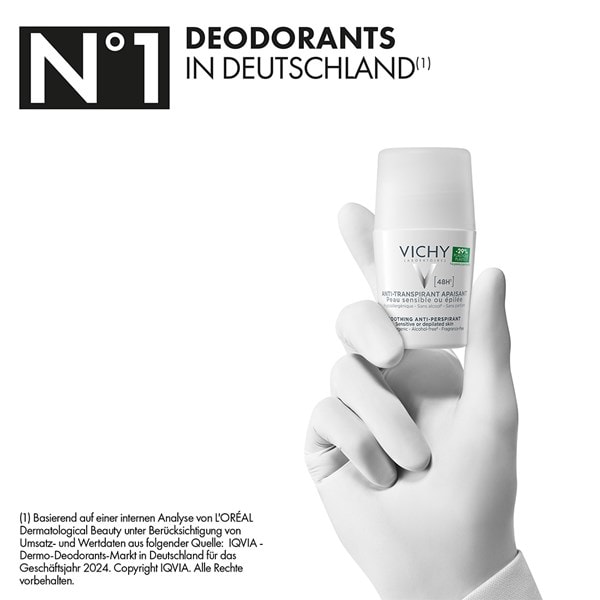 Hand hält VICHY Anti-Transpirant 48h sensitiv Deodorant. Das Nummer eins Deodorant in Deutschland.