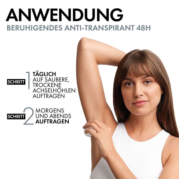 Junge Frau mit glatten Achseln zeigt Anwendungsschritte des VICHY Anti-Transpirant 48h snsitiv Deodorants