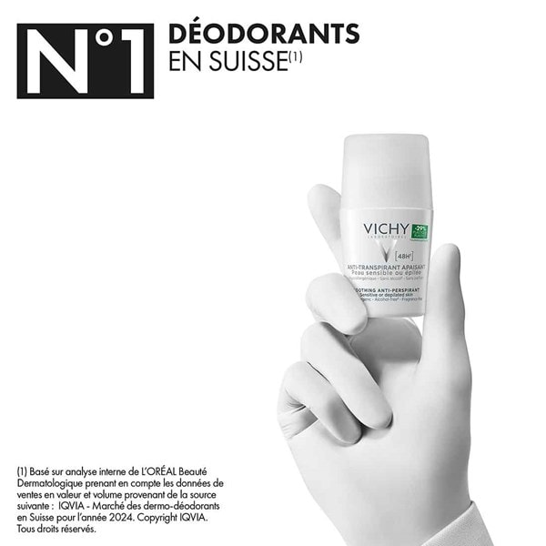 Une main tient le déodorant VICHY Anti-Transpirant 48h Sensitive. Le déodorant n°1 en Suisse.