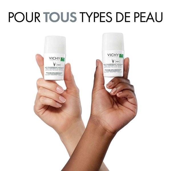 Deux mains avec différents types de peau tiennent chacune le déodorant VICHY Anti-Transpirant 48h sensible pour tous types de peau.