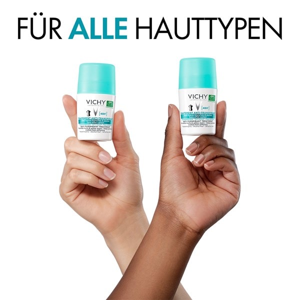 Zwei Hände mit unterschiedlichen Hauttypen halten VICHY anti transpirant 48h anti Flecken Deodorant für alle Hauttypen