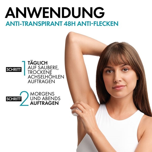 Junge Frau mit weissem Oberteil zeigt glatte Achseln. Bild beschreibt Anwendung des VICHY Anti Transpirant 48h anti Flecken Deodorants