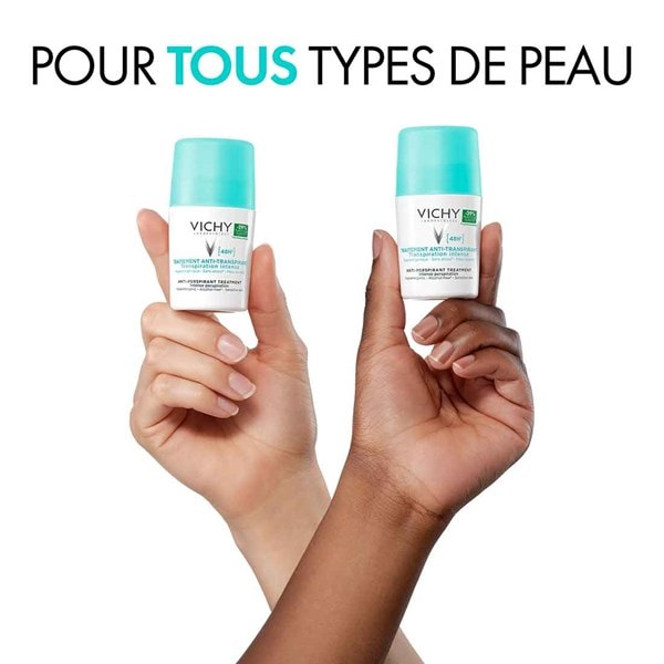 Deux mains de types de peau différents tiennent les déodorants roll-on anti-transpirants 48h VICHY pour tous les types de peau.