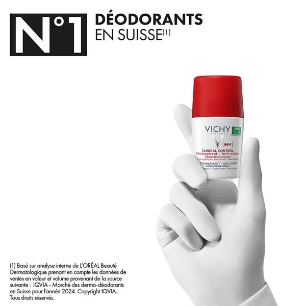 Une main tient le déodorant roll-on VICHY Clinical Control 96h pour femmes. L'un des déodorants n° 1 en Suisse.