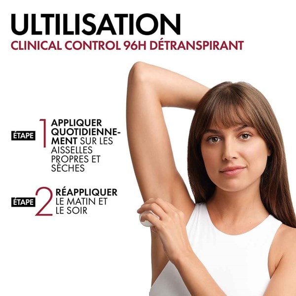 Une jeune femme vêtue d'un haut blanc et aux aisselles lisses montre comment utiliser le déodorant roll-on VICHY Clinical Control 96h pour femmes.