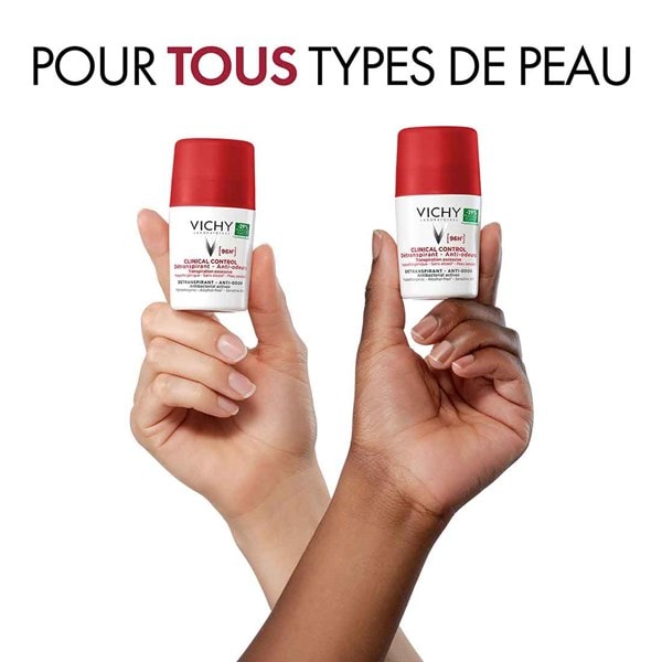 Deux mains de types de peau différents tiennent chacune un déodorant roll-on VICHY Clinical Control 96h pour femmes, adapté à tous les types de peau.