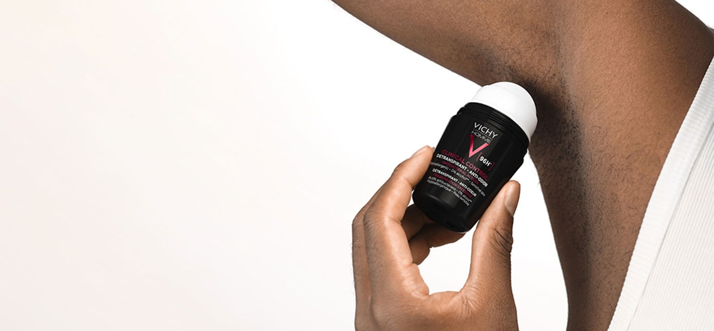 Le déodorant DÉODORANT Clinical Control 96h pour hommes est appliqué sous l'aisselle droite.