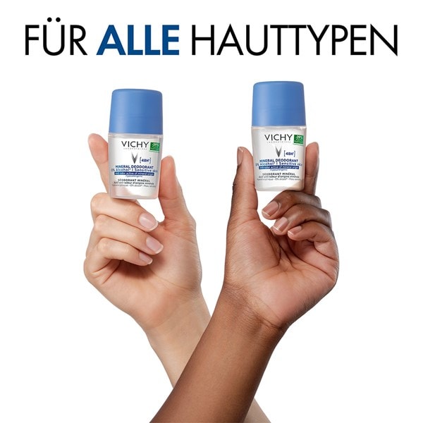 Zwei Hände unterschiedlicher Hauttypen halten jeweils das VICHY Mineral 48h Deodorant für alle Hauttypen