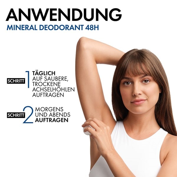 Junge Frau zeigt Anwendung des Vichy Mineral 48h Deodorants auf glatten und gepflegten Achseln.