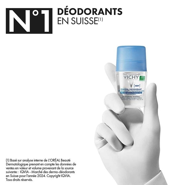 Une main tient le déodorant Vichy Mineral 48h, l'un des déodorants n° 1 en Suisse.