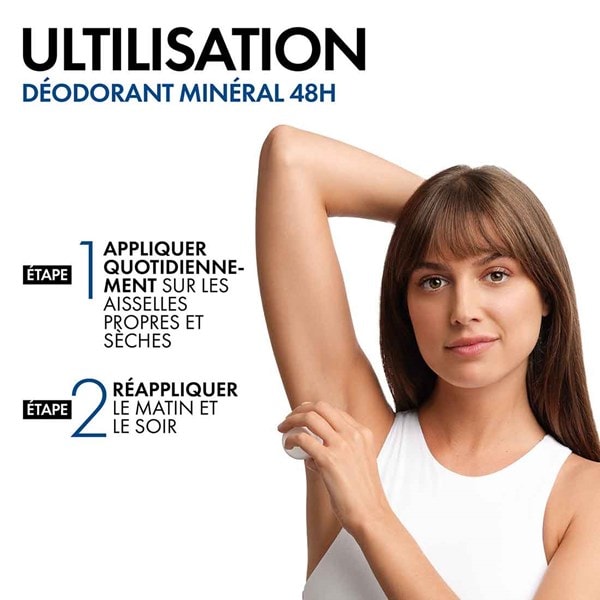 Une jeune femme montre comment utiliser le déodorant Vichy Mineral 48h sur des aisselles lisses et soignées.