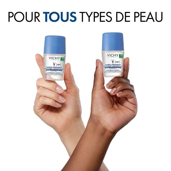 Deux mains de types de peau différents tiennent chacune le déodorant VICHY Mineral 48h pour tous types de peau.